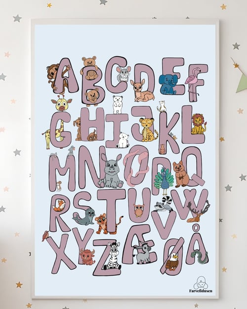 Illustration af det danske alfabet med store lilla bogstaver, hvor hvert bogstav er pyntet med forskellige søde, farverige dyr som bjørn, elefant, giraf, løve, tiger og påfugl på en lys blå baggrund. (2)
