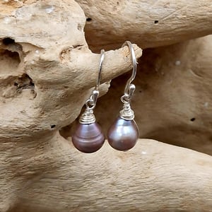 Smukke mørke perle ørekroge. – produktbillede