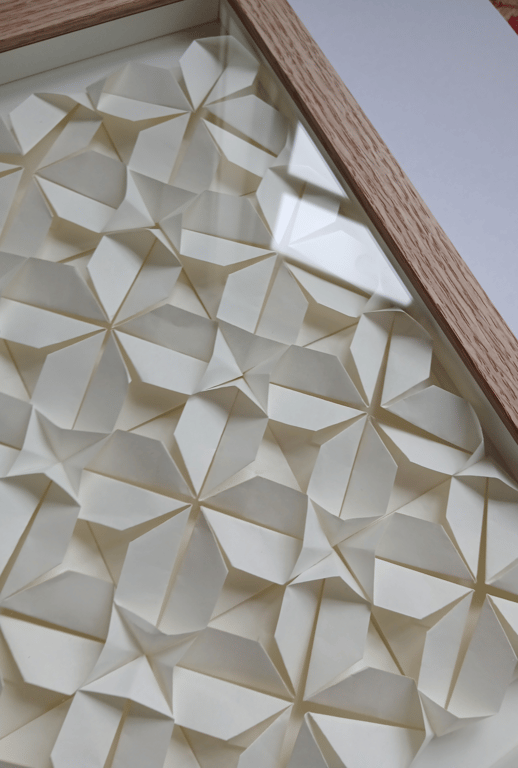 A4 foldet papirværk. naturhvid, indrammet billede 2