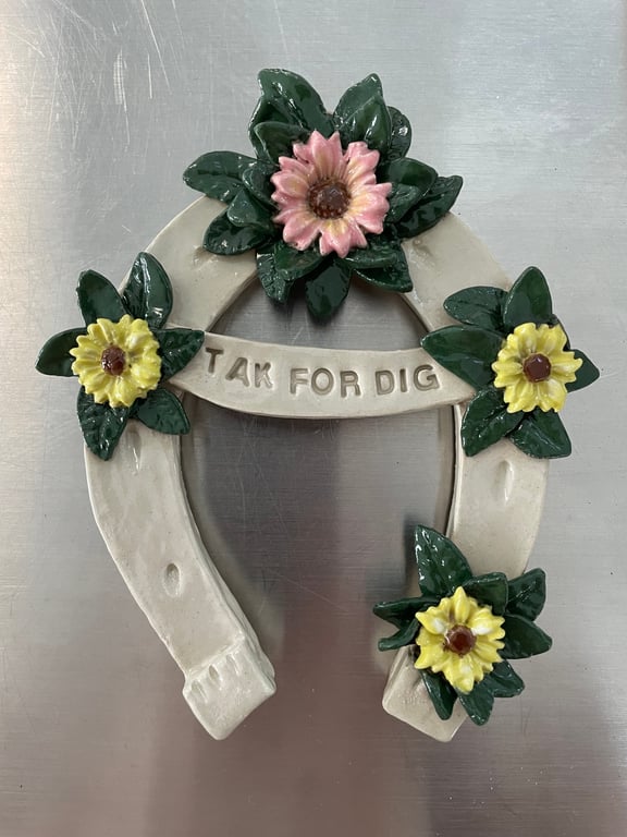 Hestesko - håndformet i keramik med rustikke blomster 