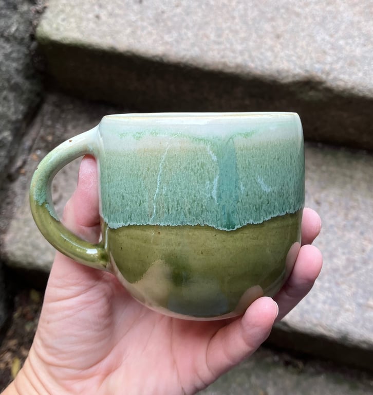 Hånddrejet kop med hank 