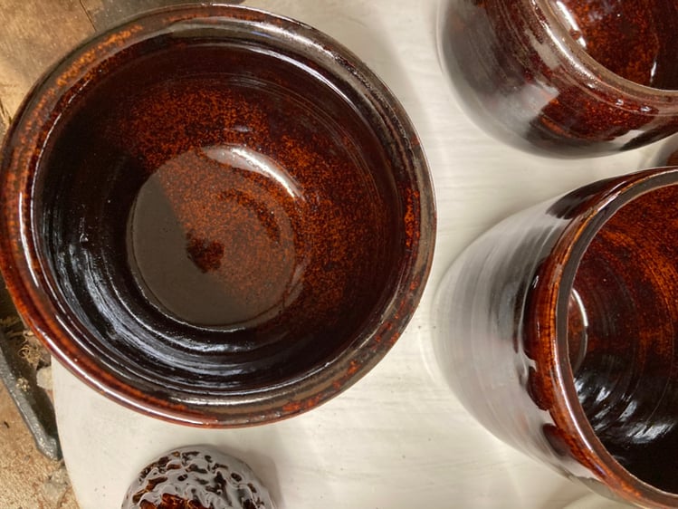 Rødbrun magisk krukke