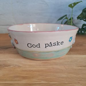 Påskeskålen er 7 cm høj og 18 cm bred. – produktbillede
