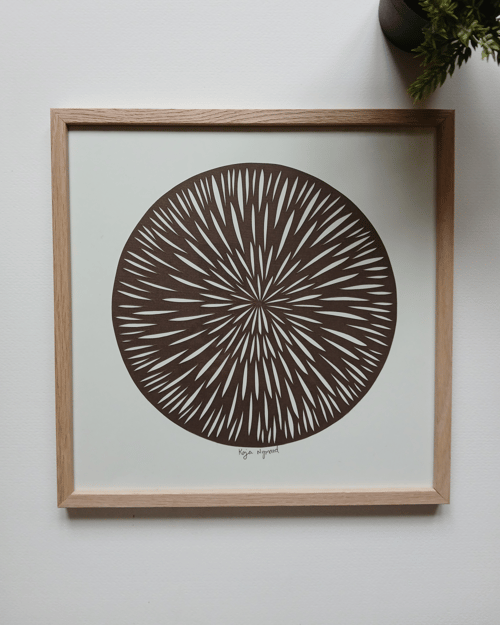 30x30cm papercut, støvet brun, indrammet 