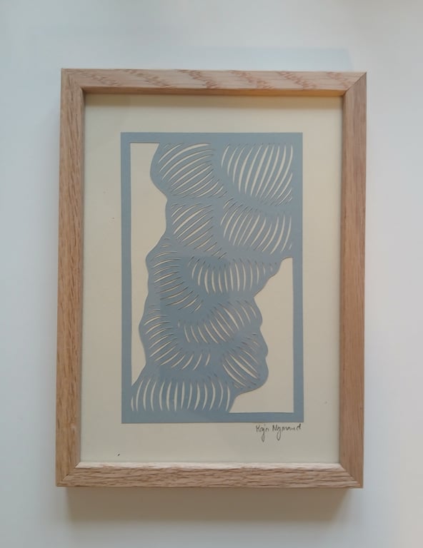 Indrammet abstrakt kunst med overlappende buede linjer i blågrå på cremefarvet baggrund, signeret af kunstneren.