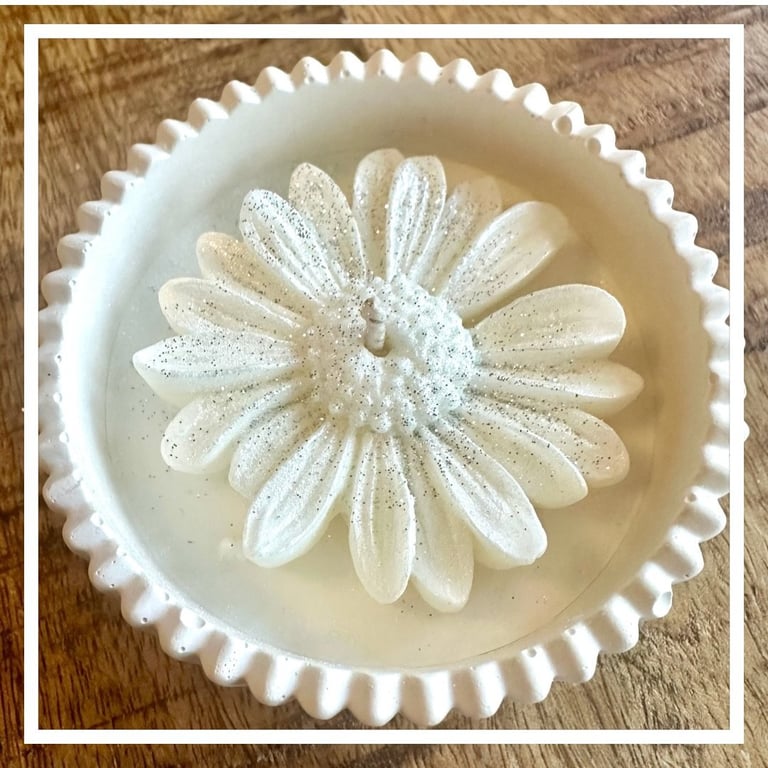 Soyavokslys med blomst støbt i hvid krukke - sølv/guld glimmer.  billede 3