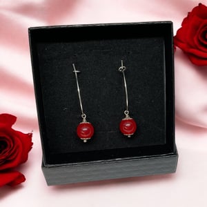 Røde øreringe  – produktbillede