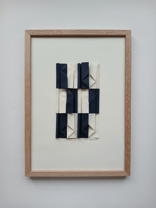 A4 foldet unika værk. marineblå. naturhvid. indrammet 