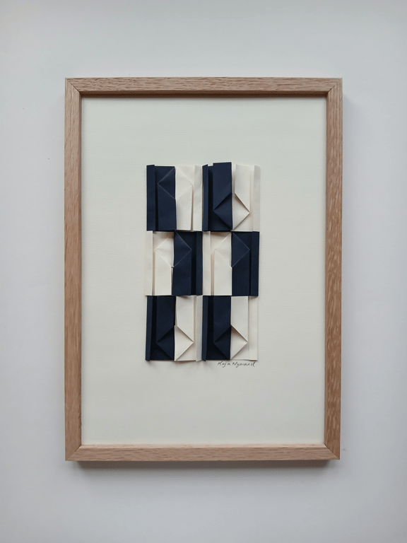 A4 foldet unika værk. marineblå. naturhvid. indrammet  (2)