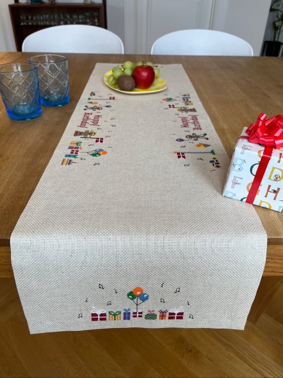 Dansk flag Happy Birthday 2035-dk løber Str. 30 x 100 cm. (3)