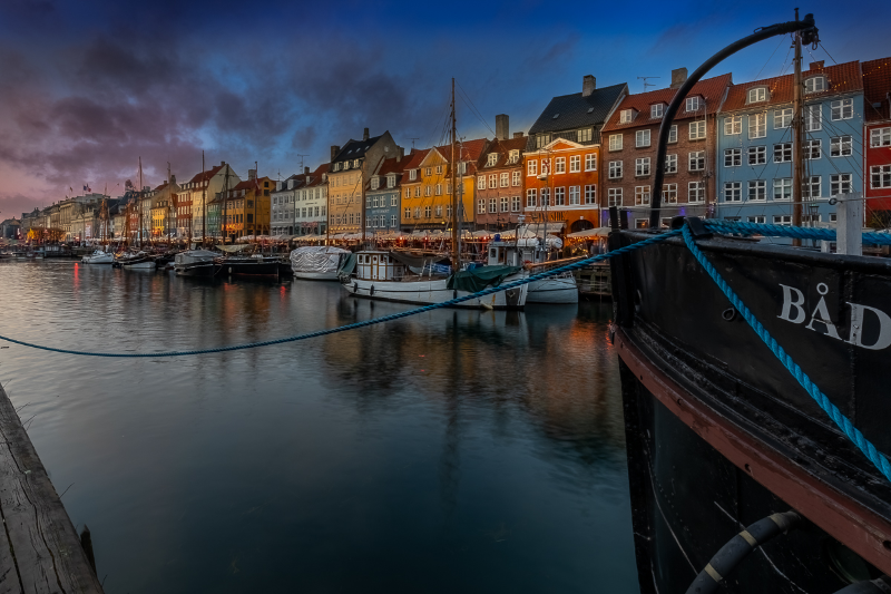 Lav sol over Nyhavn en smuk vinteraften