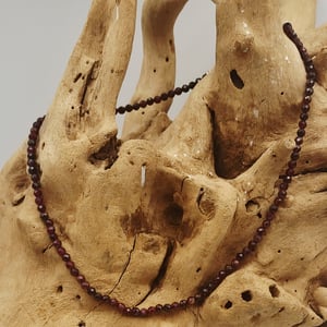 Vinrød granat halskæde, sølv - 40 cm. – produktbillede