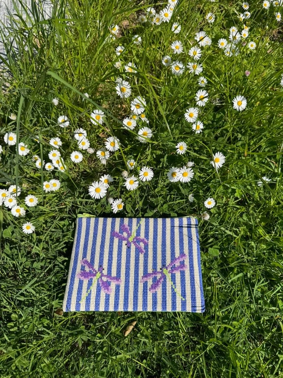 Dragonfly clutch 2022-10 Str. 13 x 19 cm.