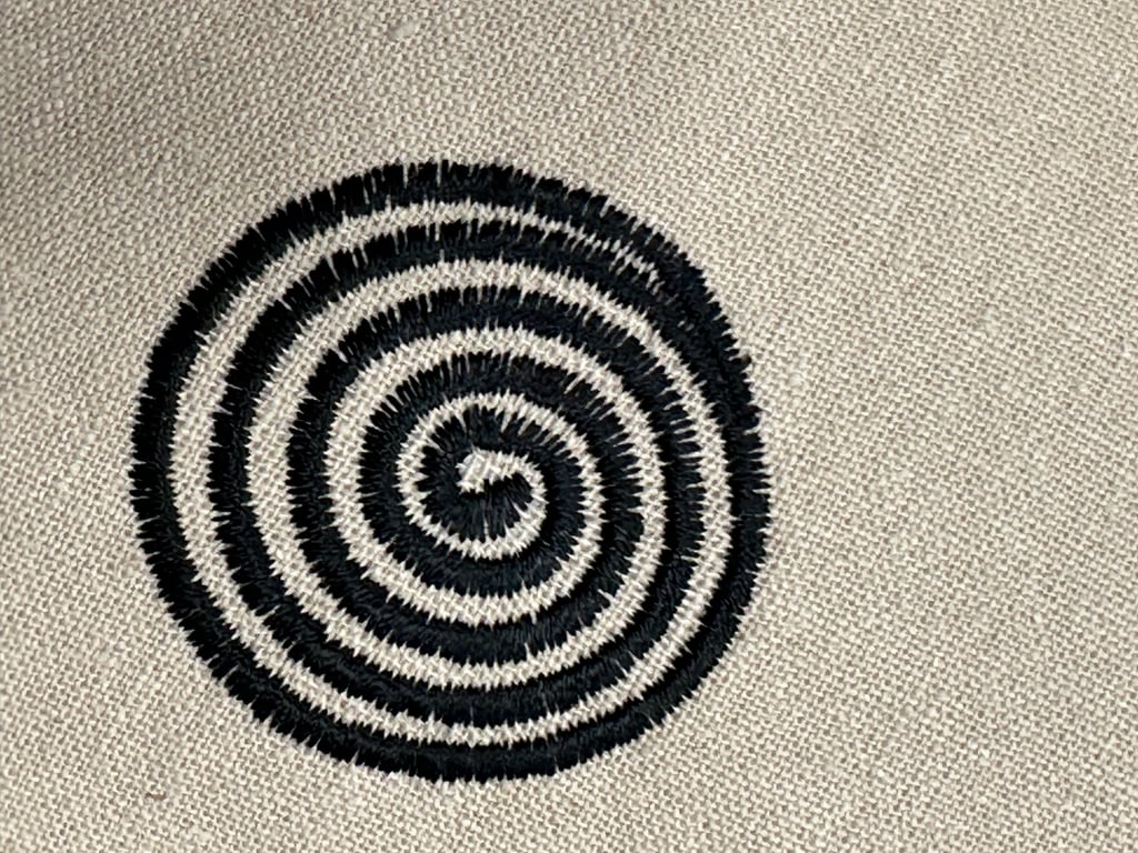 PUDE Sand og sort pude med mønster sorte spiraler  billede 4