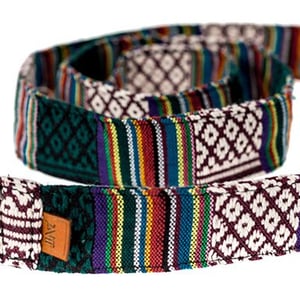 Bælte i skønt farvedesign med dobbelt-ring spænde – produktbillede