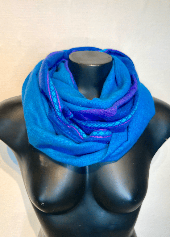 Dybblå Stine-tubetørklæde med lilla/turkis detaljer