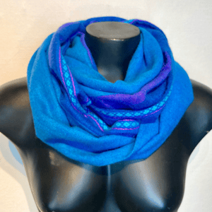 Dybblå Stine-tubetørklæde med lilla/turkis detaljer – produktbillede