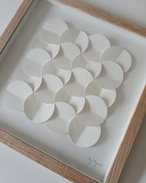 30x30cm, 3D papirværk. hvid, indrammet 