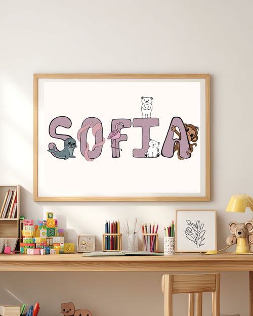 Plakat med Navn: ABC DYR NAVNE-PLAKAT (Rosa Skrift, beige baggrund)