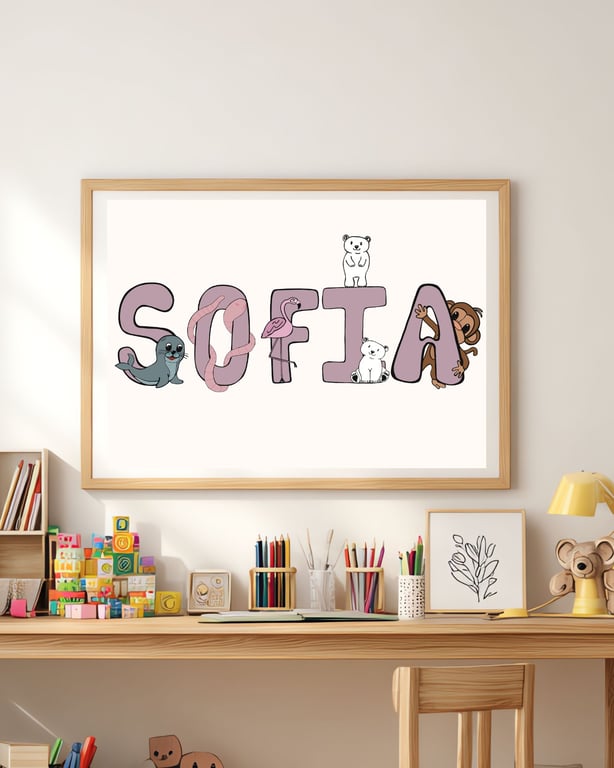 Børneværelse med en plakat på væggen, hvor navnet "SOFIA" er skrevet med store bogstaver, dekoreret med tegninger af søde dyr som sæl, slange, flamingo, isbjørne og abe.