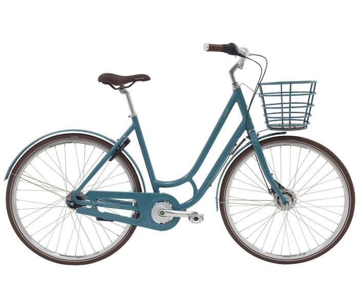Blå damescykel med lav indstigning, brun saddel, kurv foran og brun håndtag.