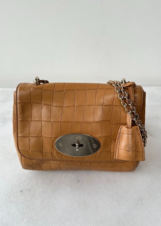 Lille brun lædertaske med krokodillemønster, sølvfarvet lukning og kæderem.