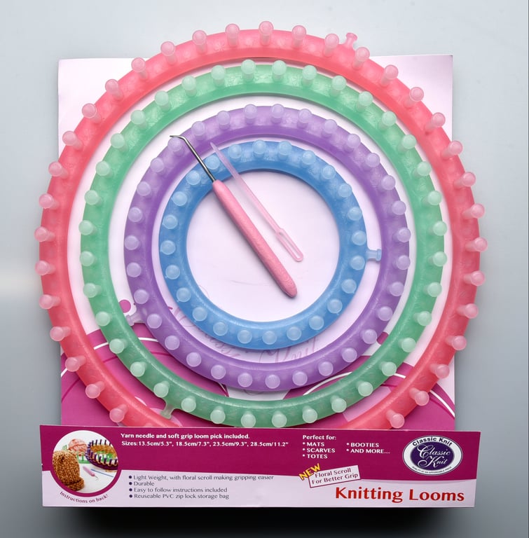 Billede af sæt med fire farverige strikkeringe i forskellige størrelser og to strikkeværktøjer lagt på emballage med teksten "Knitting Looms".