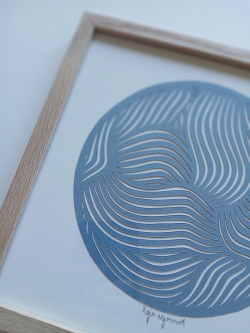 20x20cm papercut, dueblå, indrammet 