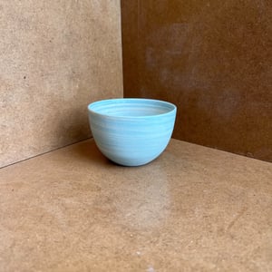 Swirly kop i indfarvet ler – produktbillede