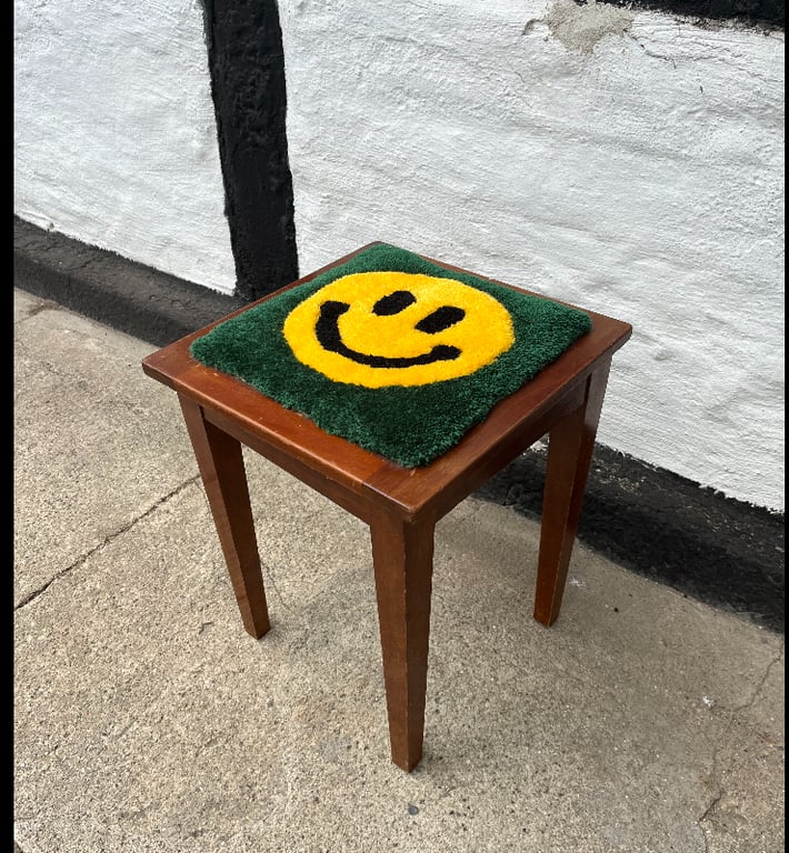 Solgt: Skammel med tuftede sæde