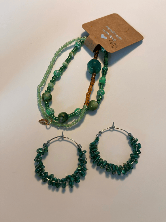 Mørke Grønne glasperler snoet omkring creolerne billede 3