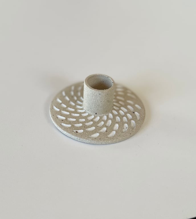 Lysestage med spiral-mønster