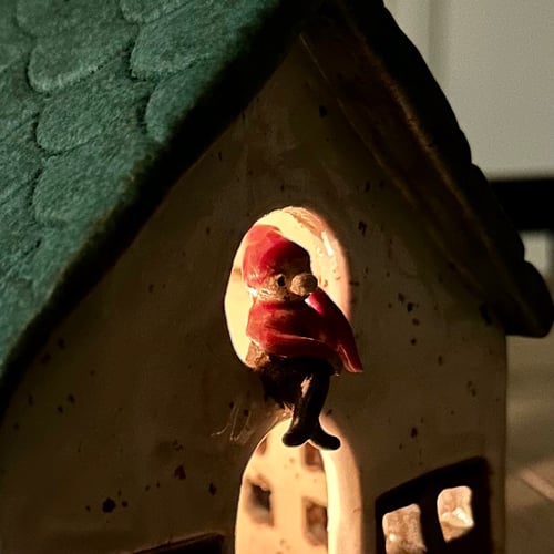 Hus med lille nisse i vinduet (2)
