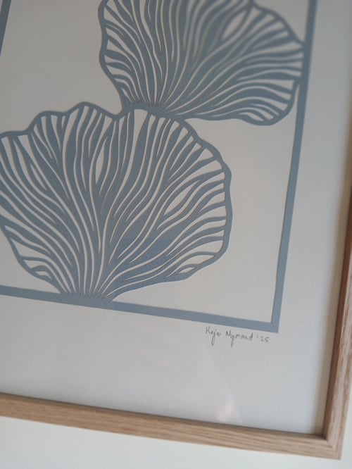 A3 papercut, dueblå, indrammet