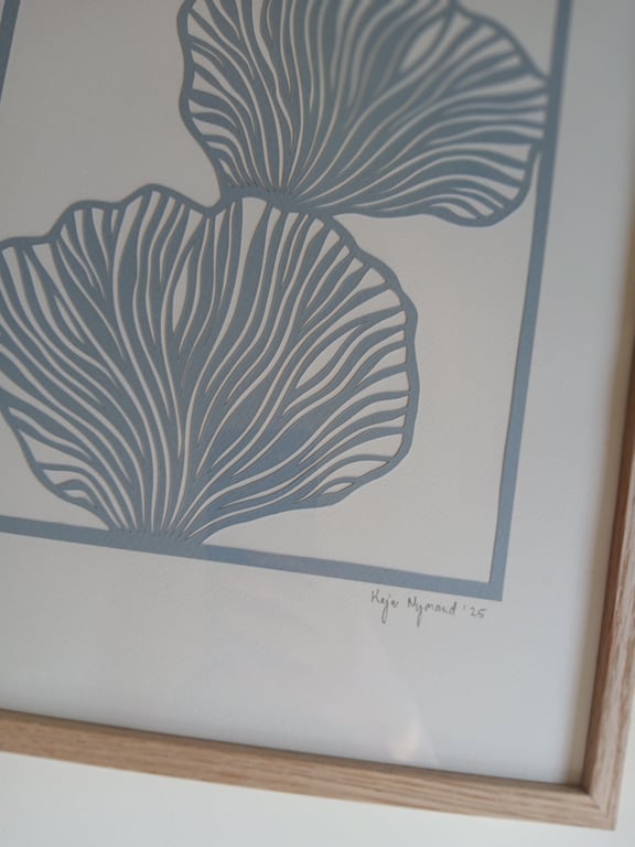 A3 papercut, dueblå, indrammet (2)