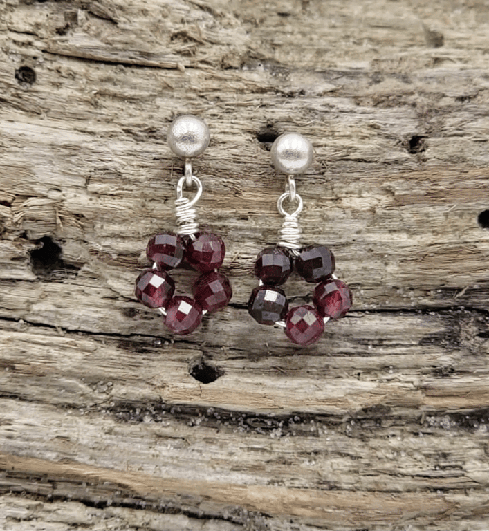 Mørkerøde granat ørestikker.