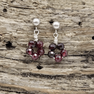 Mørkerøde granat ørestikker. – produktbillede