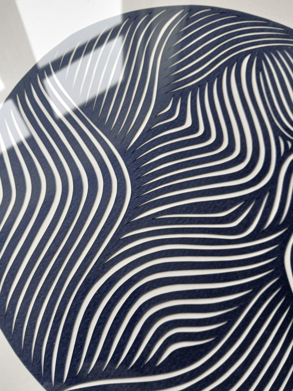 30x30cm papercut, Marineblå, indrammet (3)