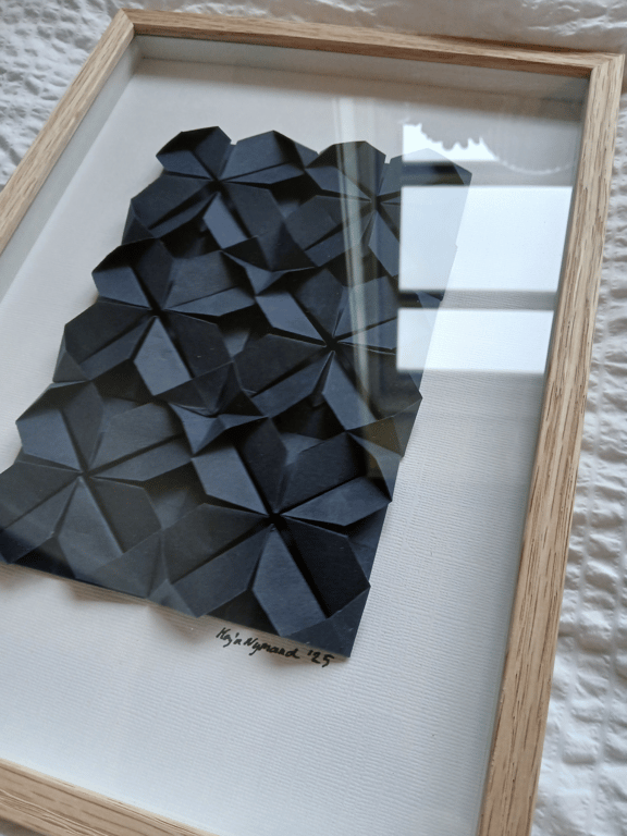 A4 - Foldet papirværk, Marineblå, indrammet billede 3