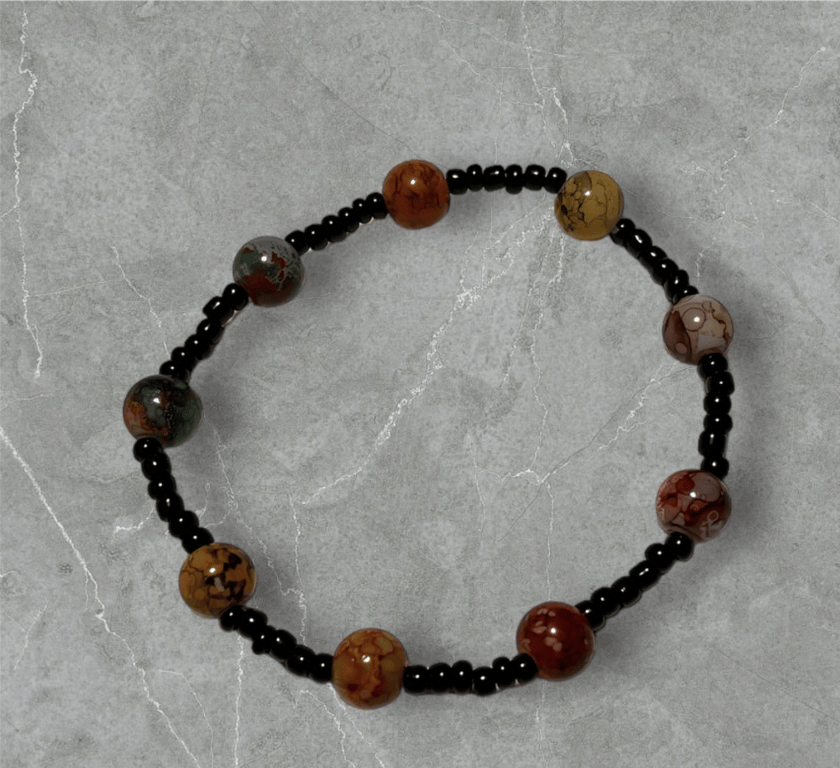 Dark horse armbånd i akryl perler, elastik.