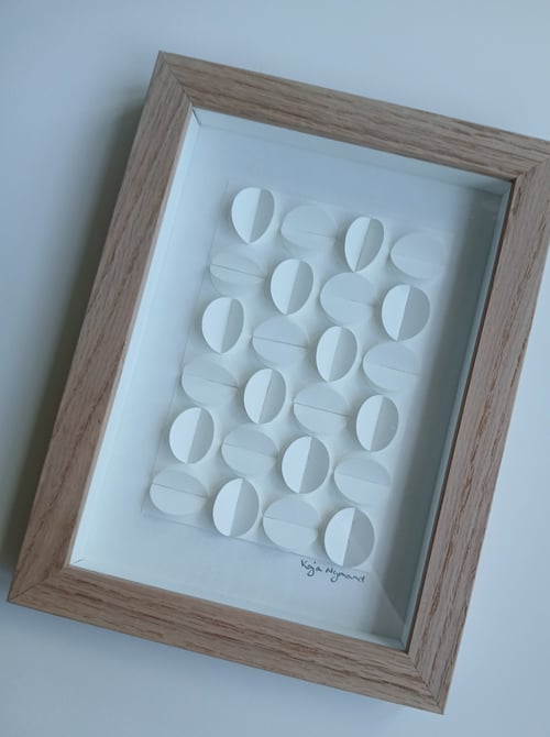 A5, relief, hvid, indrammet 