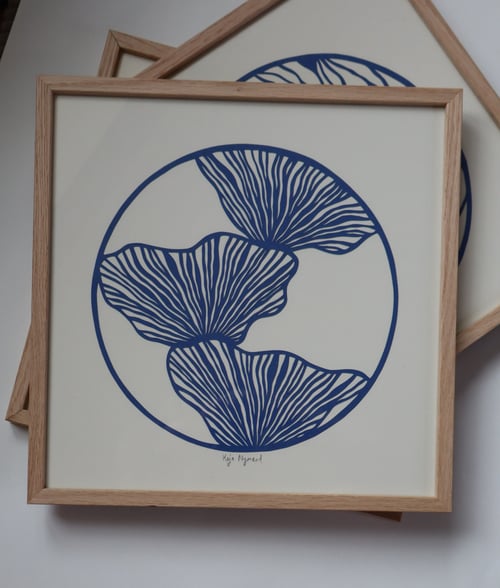 30x30cm papercut, kongeblå. indrammet