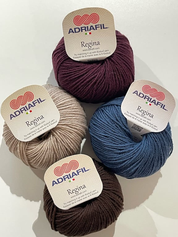 Fire nøgler af Adriafil Regina garn i bordeaux, blå, beige og brun farve med etiketter.