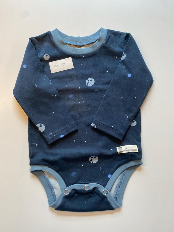 Body med lange ærmer. Størrelse 74