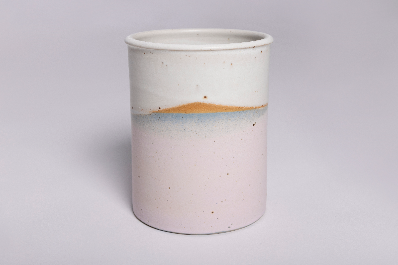 Keramisk krus med glaseret overflade i hvid, blå og lyserød med brune pletter.