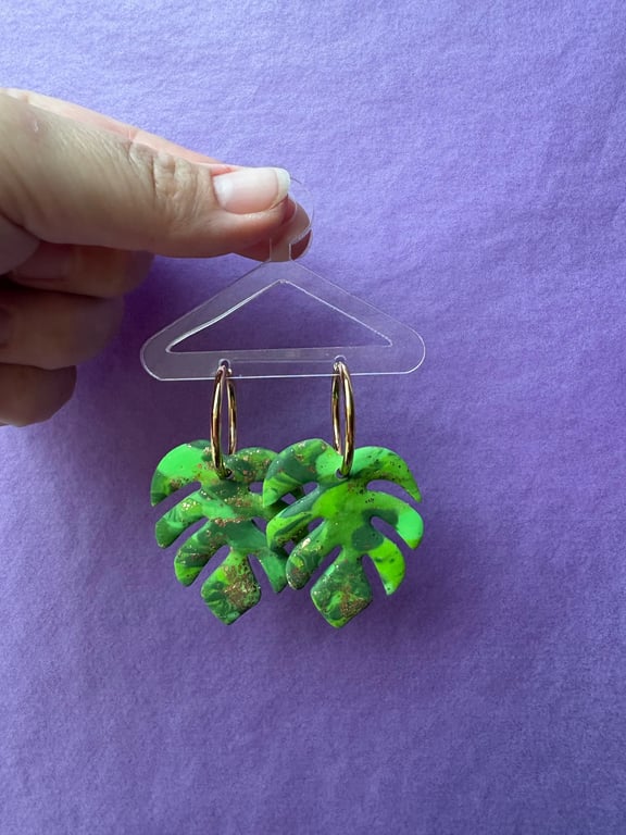 Smukke store monstera i grønne nuancer