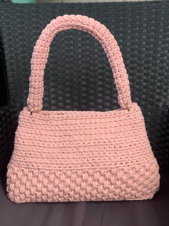 Rosa taske hæklet i model IRIS