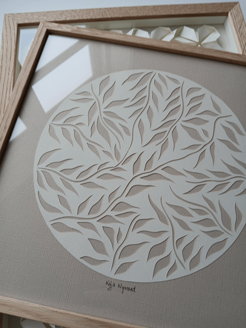 30x30cm papercut, knækket hvid, beige, indrammet 