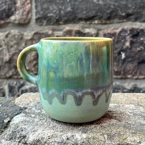 Hånddrejet kop med hank – produktbillede