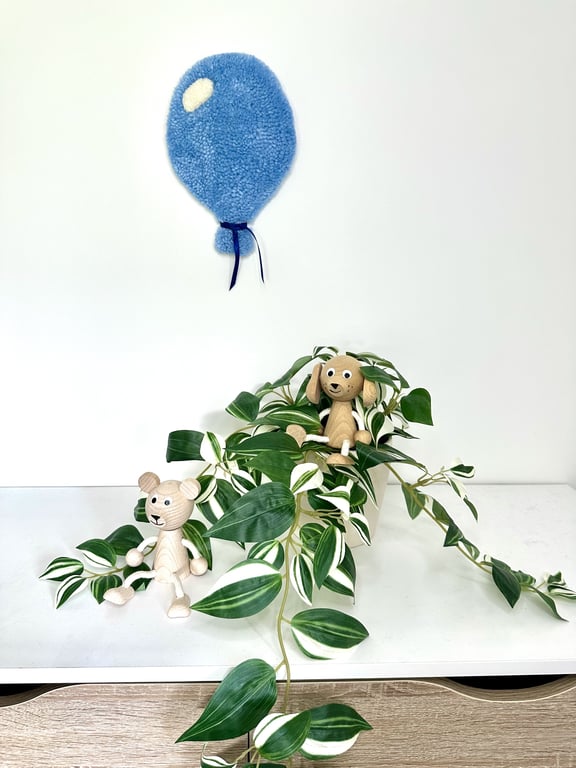 Tuftet farverig ballon (lille) - Håndlavet vægkunst i 100% uld.